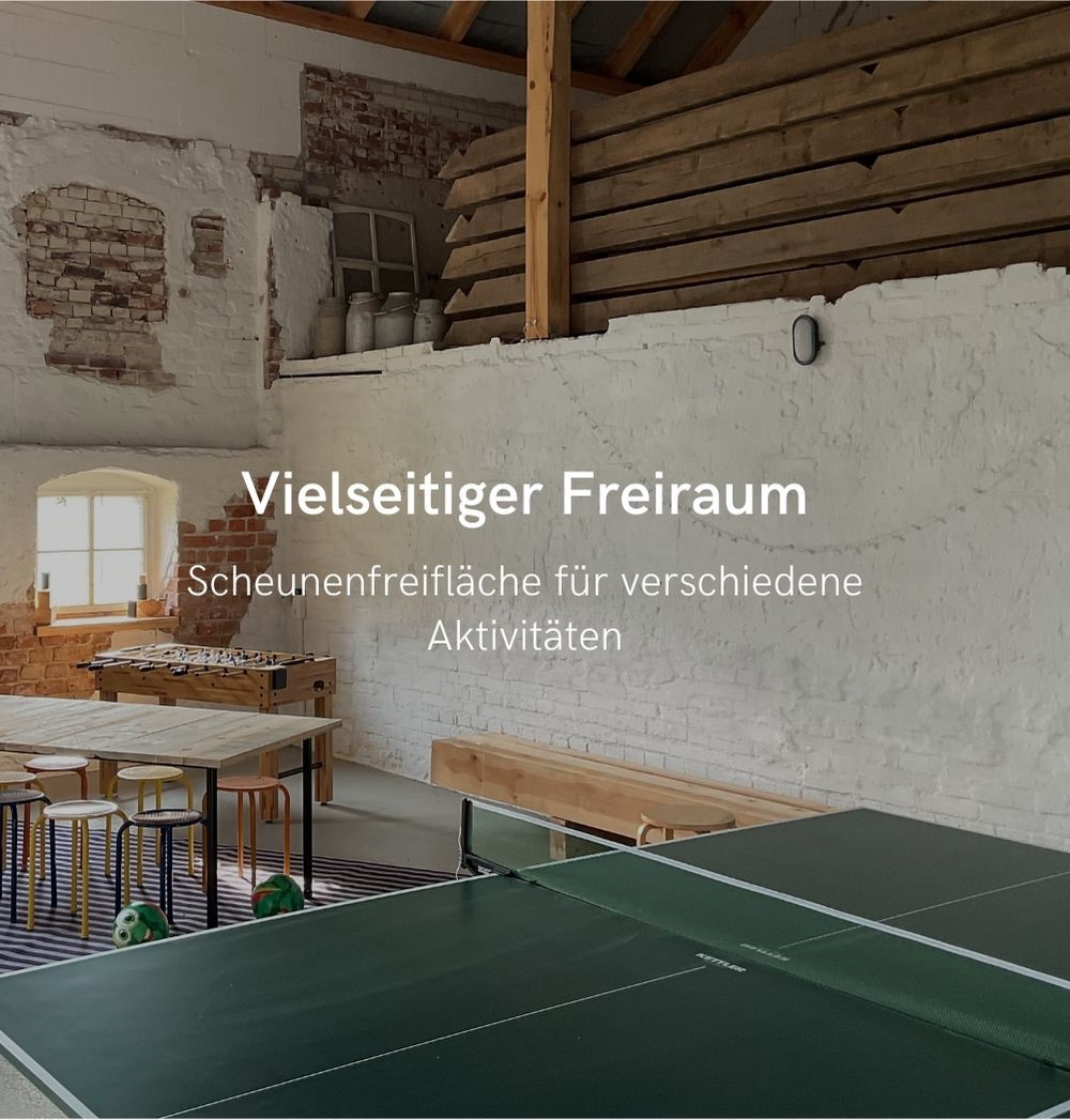 Hofbereich mit Tischtennisplatte, Tischkicker und Aufenthaltsbereich